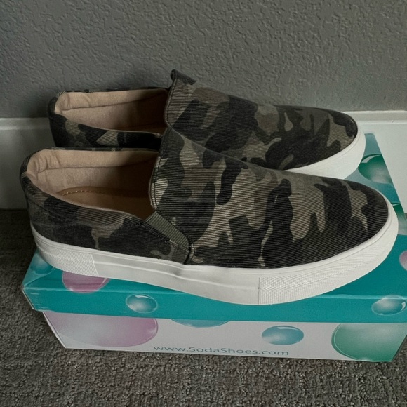 Camouflage Slip on Platform Sneakers Size 10 - Picture 7 of 11